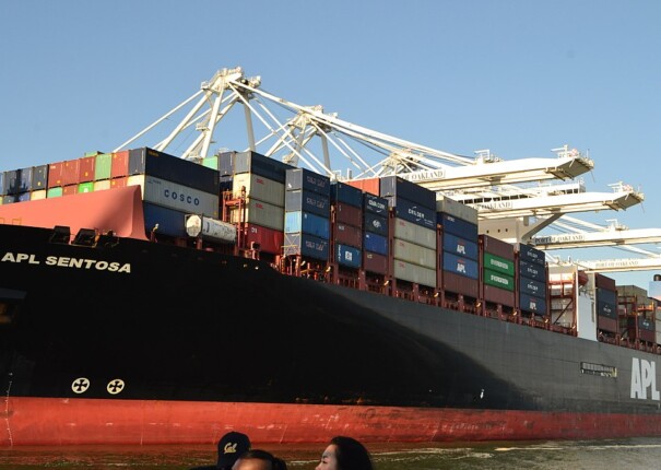 Container Ship at the Port of Oakland, Image from Wikipedia by Minette Lontsie