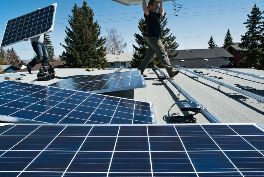 Rooftop solar installers. Image via Canva.